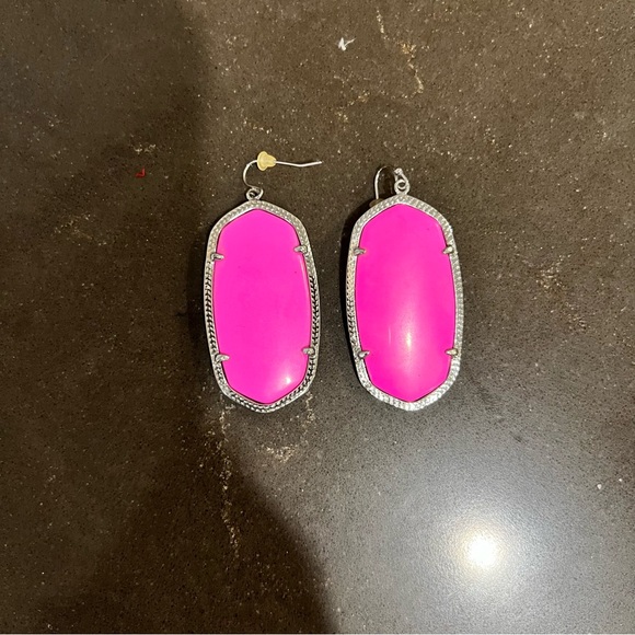 Kendra Scott DANIELLE EARRINGS hot pink with silver metal - Picture 3 of 4